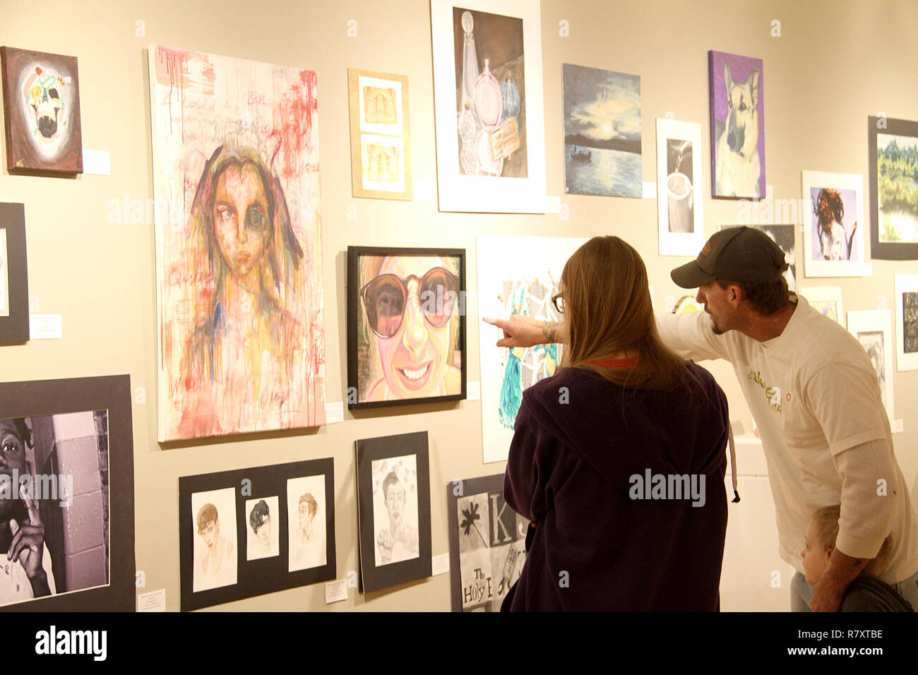 Persone che osservano opere d'arte degli studenti nel Museo d'Arte di Knoxville, TN, USA Foto Stock