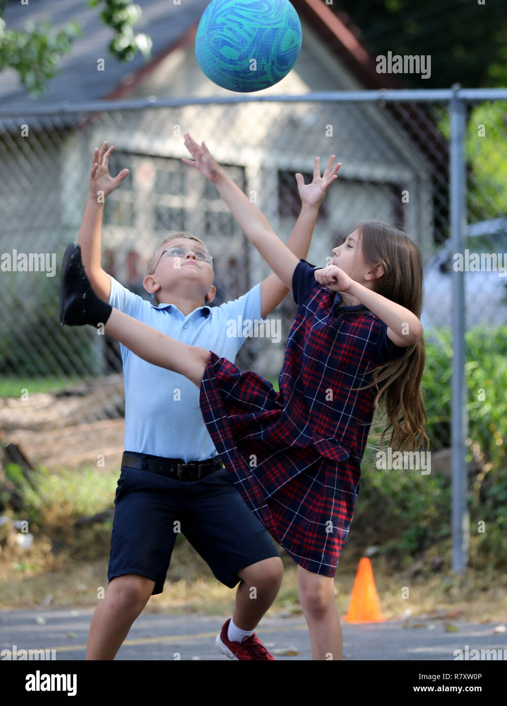 Bambini della scuola elementare e scene in una scuola cattolica religiosa nella zona di Chicago nel 2018. Foto Stock