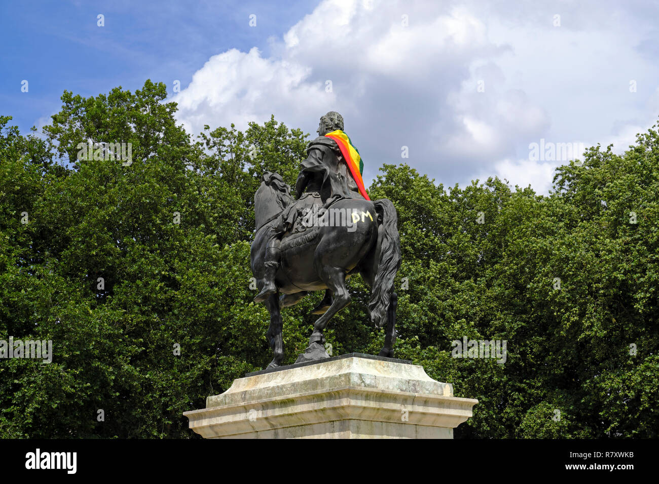 La statua di Guglielmo III di Bristol, Regno Unito indossa una bandiera di orgoglio come un mantello durante il Bristol Pride 2017. Foto Stock
