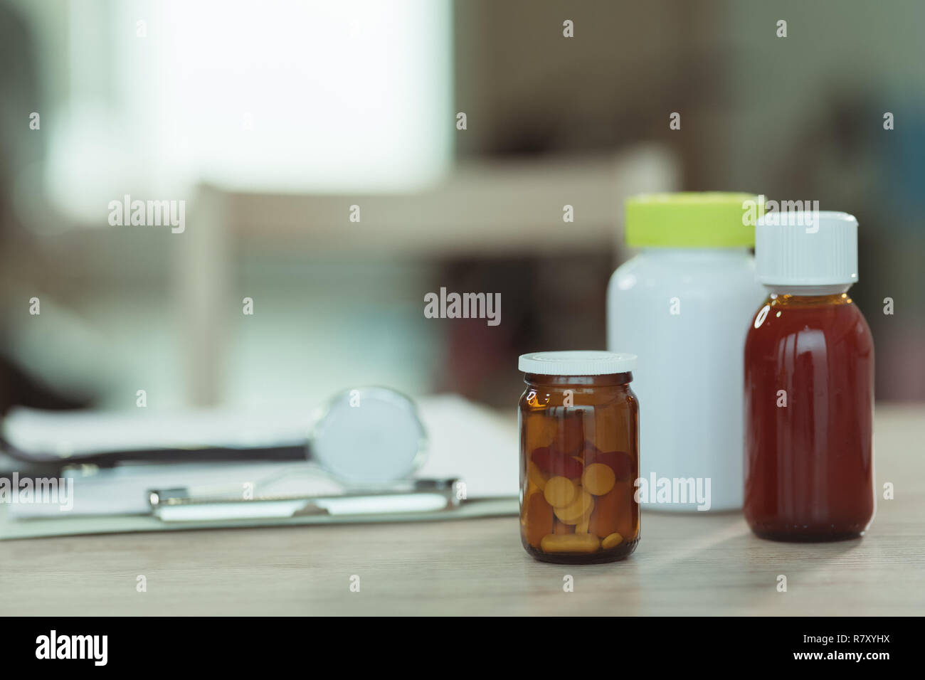 Medicinali sulla scrivania in medicina generale dell'ufficio Foto Stock