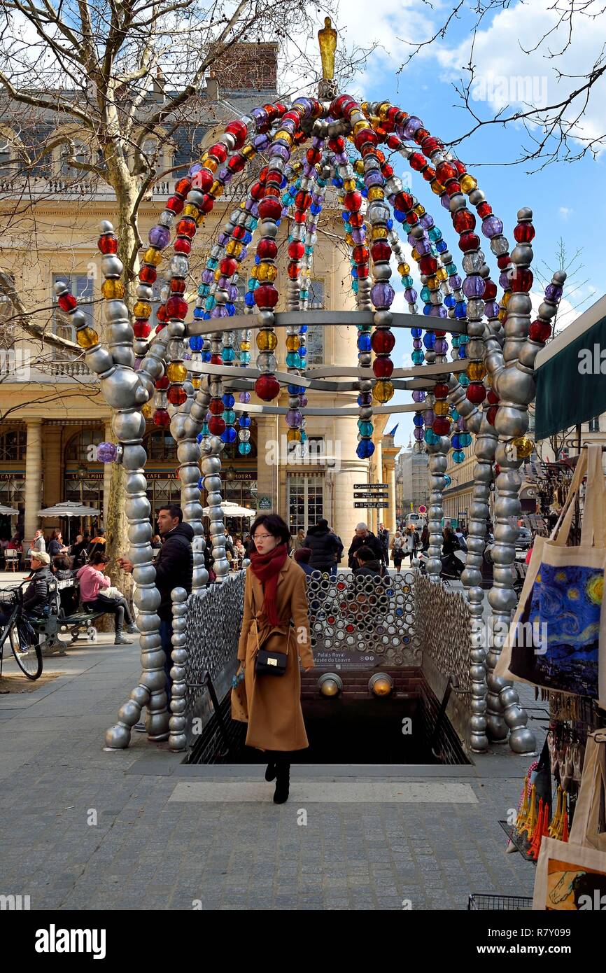 Francia, Parigi, Palais Royal, Place Colette, la fermata della metro del Palais Royal Louvre museo, progettato da Jean Michel Othoniel nel 2000, intitolata Kiosque des Noctambules Foto Stock