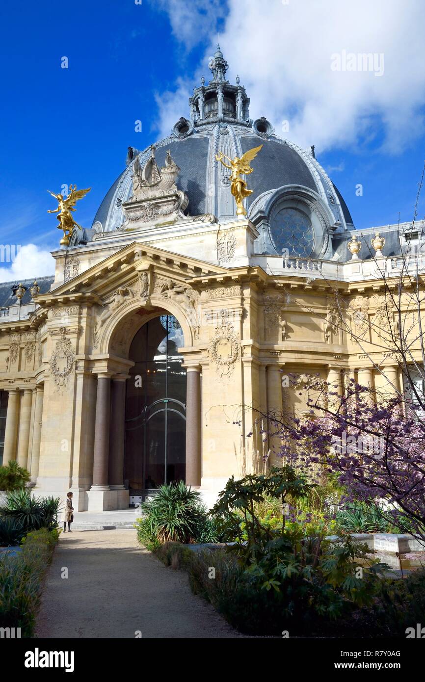 Francia, Parigi, il Petit Palais, costruito in occasione dell'Esposizione Universale del 1900 dall'architetto Charles Girault, la cupola della entrata principale visto dai giardini Foto Stock