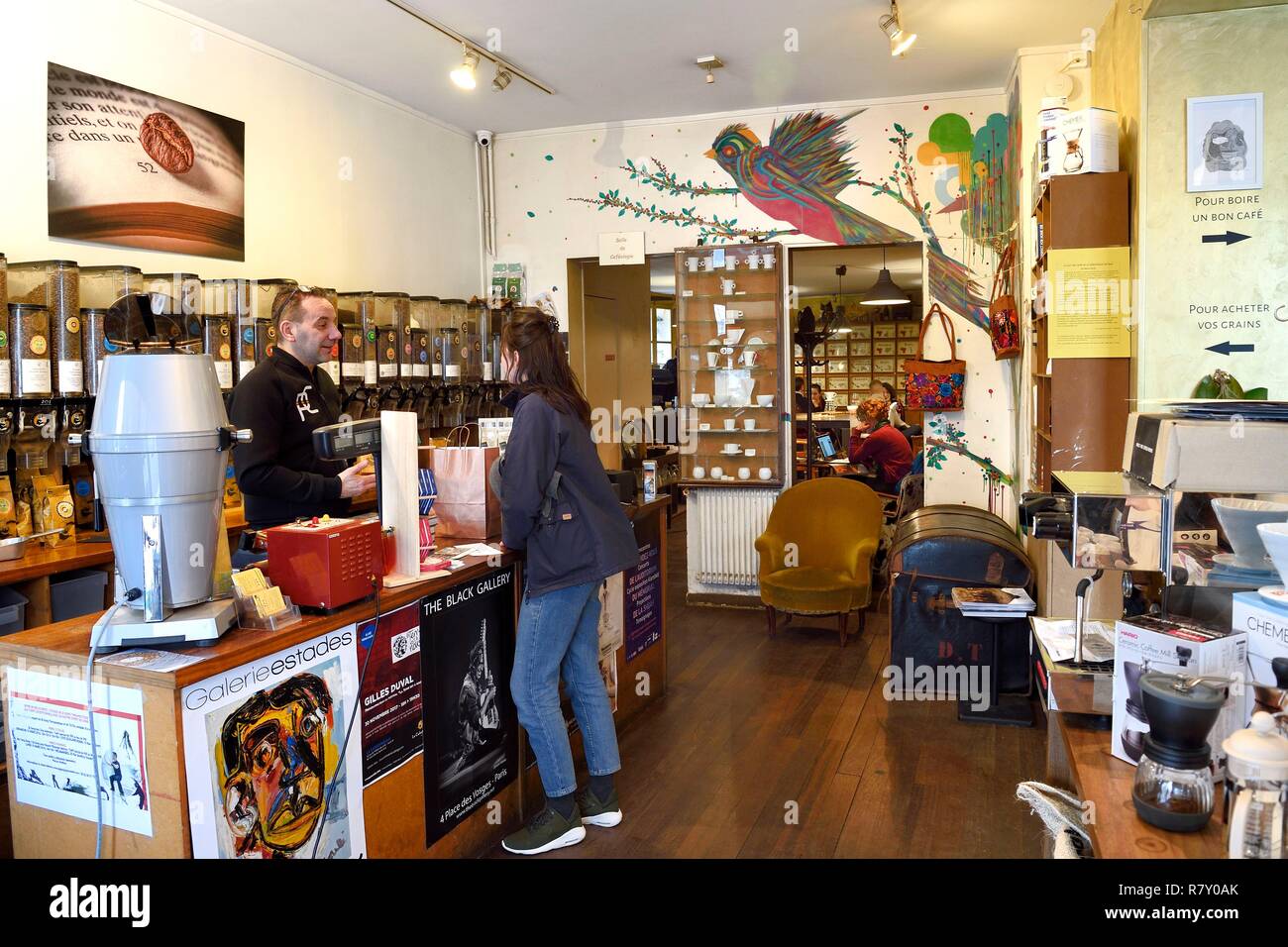 Francia, Parigi, il Cafeotheque rue de l'Hotel de ville, cafe ma anche spazio di tostatura e vendita del caffè Foto Stock