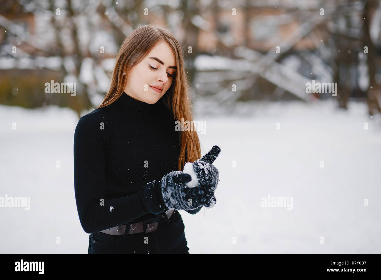 Ragazza in un parco invernale Foto Stock