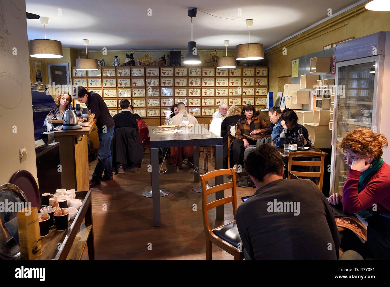 Francia, Parigi, il Cafeotheque rue de l'Hotel de ville, cafe ma anche spazio di tostatura e vendita del caffè Foto Stock