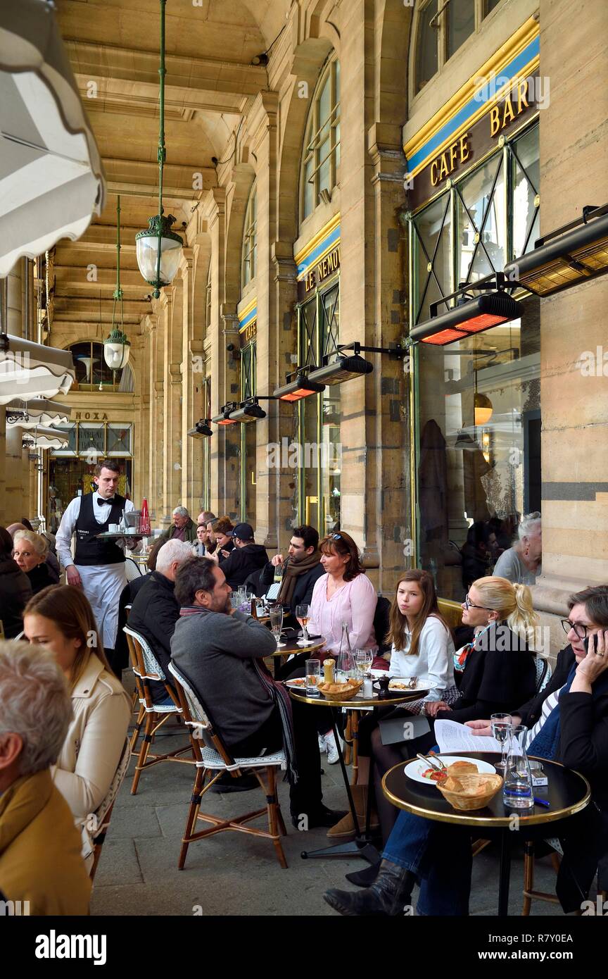Francia, Parigi, Palais Royal, il Cafe Le Nemours su Place Colette Foto Stock