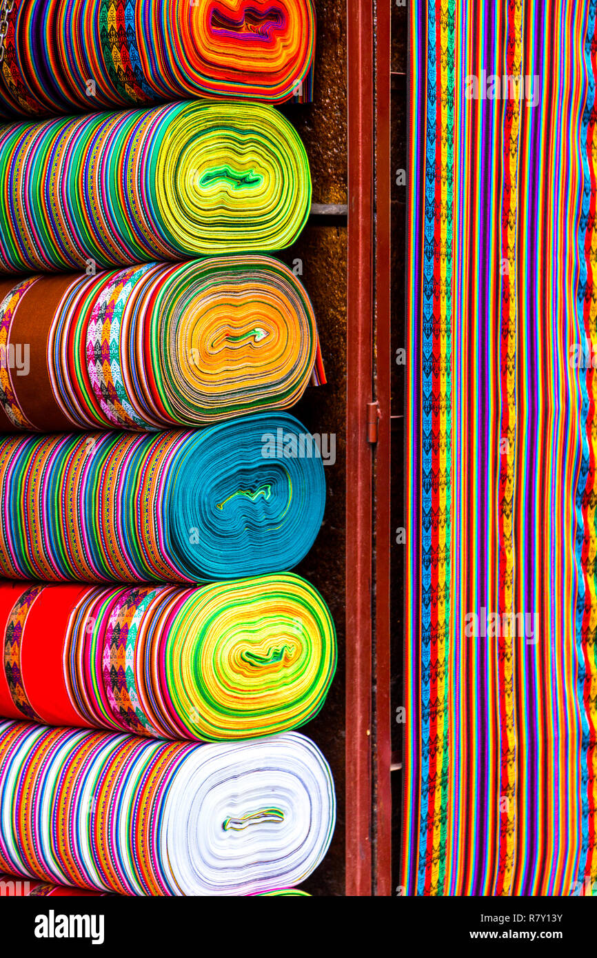 Rotoli di variopinti tessuti peruviana in Cusco, la Valle Sacra, Perù Foto Stock