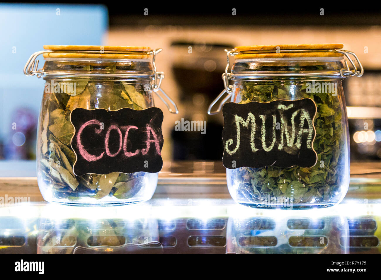 Due vasi di vetro di tradizionale tè peruviano - foglie di coca e Muna ad un cafe in Cusco, Perù Foto Stock