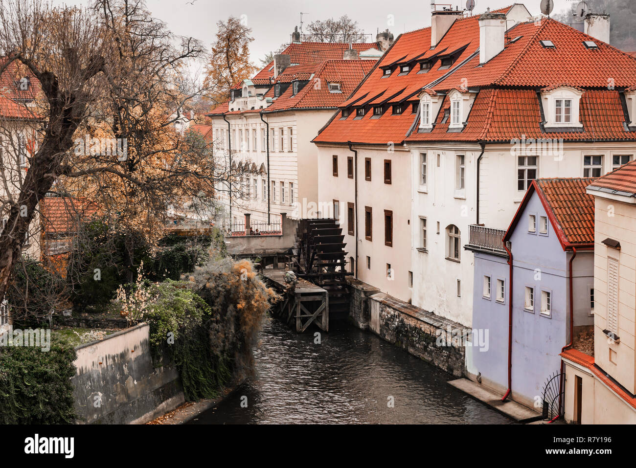 Vista di case lungo il diavolo il canale dal Ponte Carlo, Praga Foto Stock