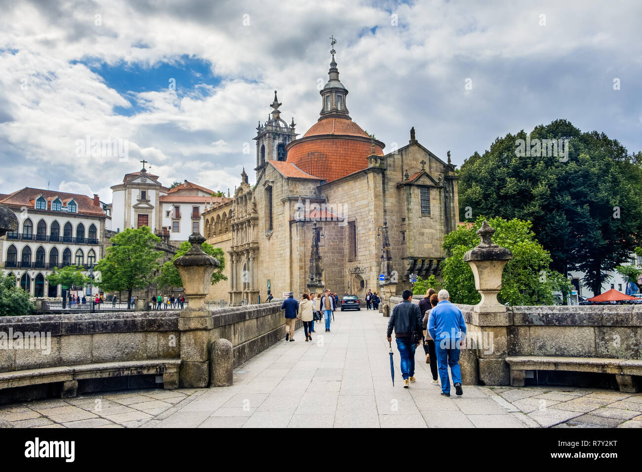 Amarante, Portogallo - 10 Giugno 2018 : persone attraversando il ponte sul Tamega verso la chiesa di S. Goncalo, Distretto di Porto, Portogallo Foto Stock