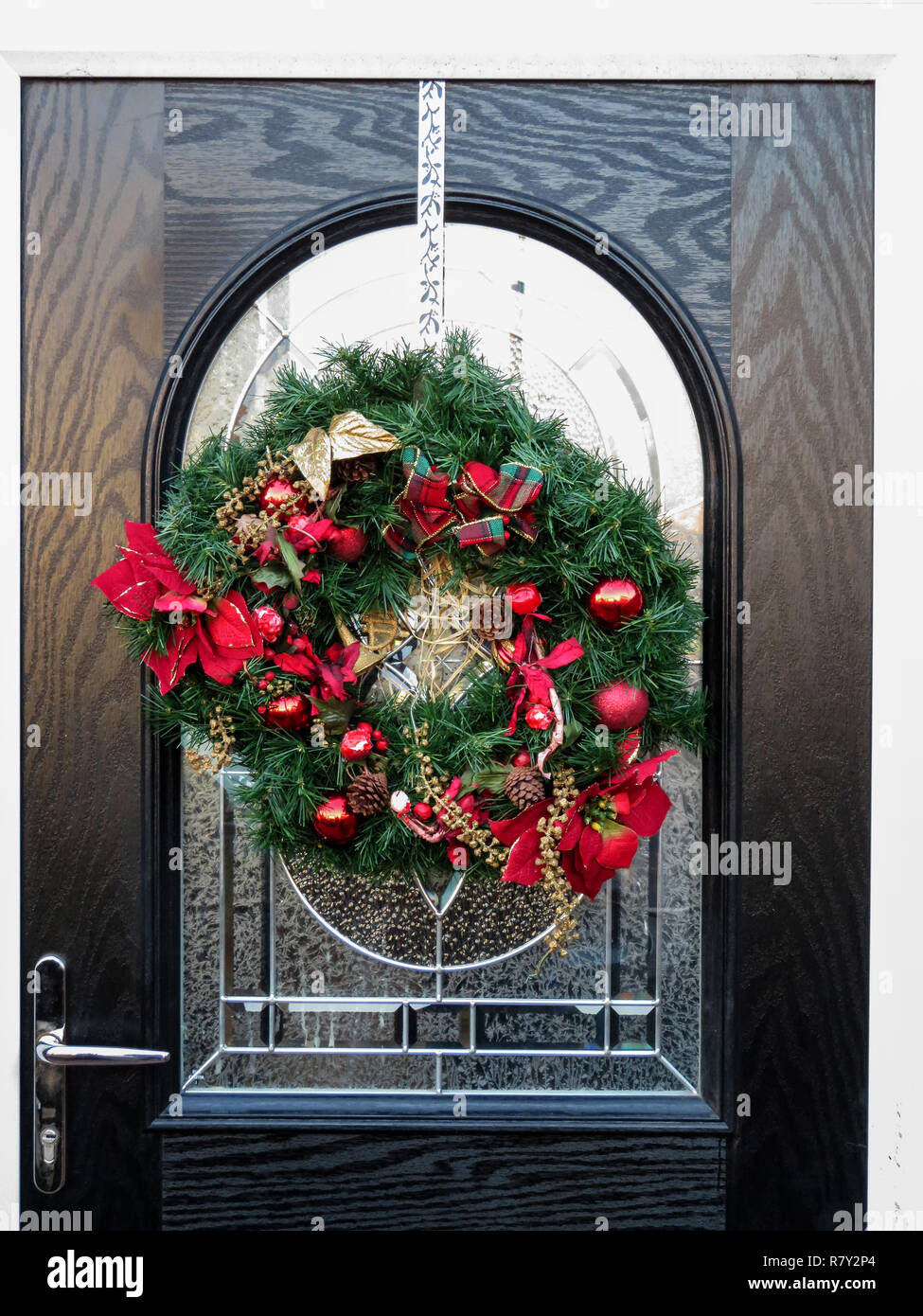 Primo piano di un Natale corona porta su una porta di casa in Sheffield South Yorkshire, Inghilterra Foto Stock