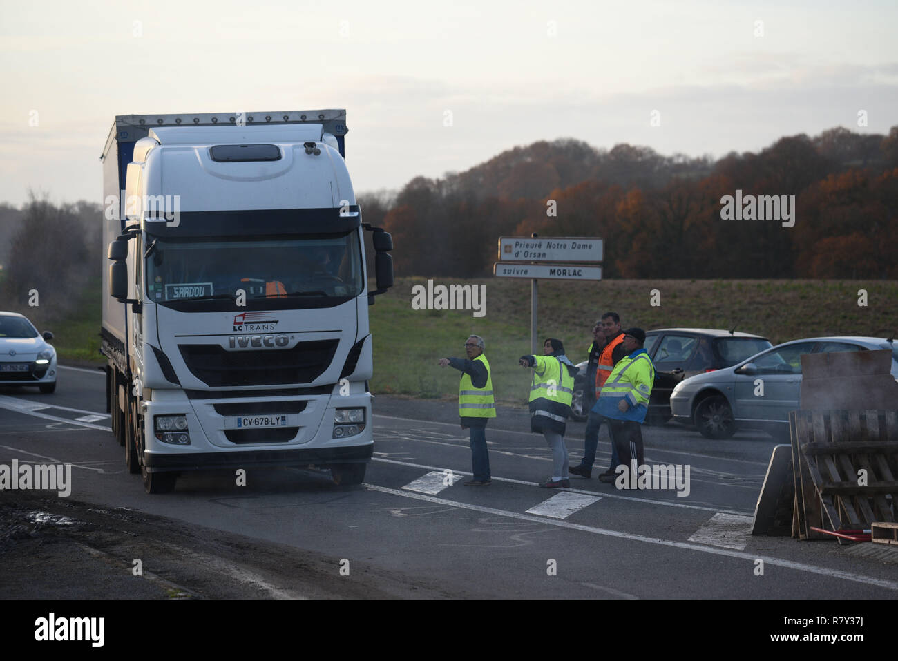 Dicembre 04, 2018 - Saint-Amand-MONTROND, Francia: giubbotti di colore giallo si riuniranno presso la rotatoria di Orval per protestare contro il presidente francese Emmanuel Macron's politiche. I manifestanti sono state occupando la rotonda e impostazione di traffico temporanei blocchi poiché la prima maglia gialla azione su Novembre 17. Hanno ascoltato il Primo Ministro francese per la decisione di sospendere le tasse sul carburante escursione che ha attivato la loro protesta ma subito promesso di mantenere sulla protesta fino a quando il governo non fa più per ridurre le disparità fiscali e di migliorare le loro condizioni. Foto Stock