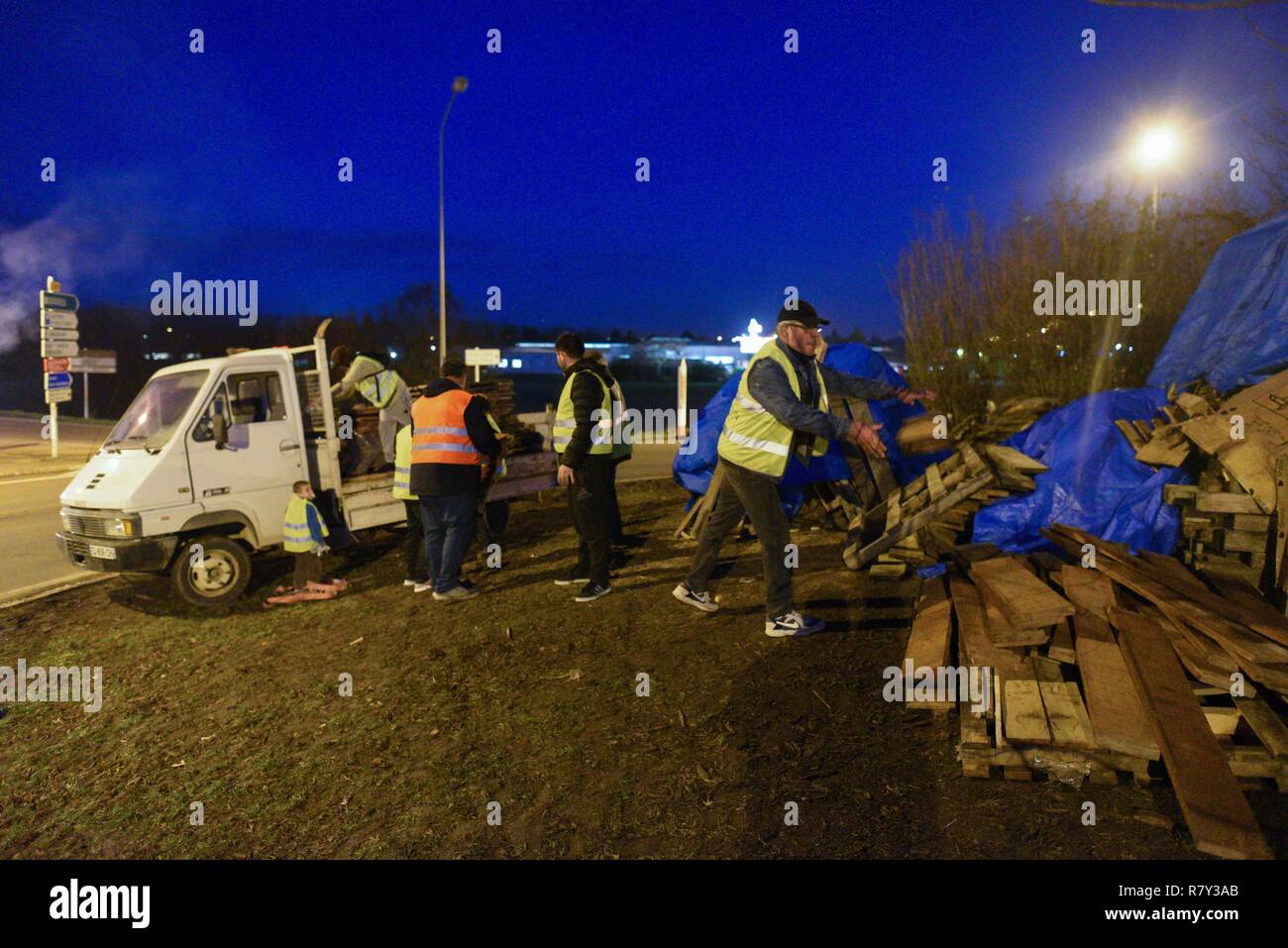 Dicembre 04, 2018 - Saint-Amand-MONTROND, Francia: giubbotti di colore giallo si riuniranno presso la rotatoria di Orval per protestare contro il presidente francese Emmanuel Macron's politiche. I manifestanti sono state occupando la rotonda e impostazione di traffico temporanei blocchi poiché la prima maglia gialla azione su Novembre 17. Hanno ascoltato il Primo Ministro francese per la decisione di sospendere le tasse sul carburante escursione che ha attivato la loro protesta ma subito promesso di mantenere sulla protesta fino a quando il governo non fa più per ridurre le disparità fiscali e di migliorare le loro condizioni. Foto Stock