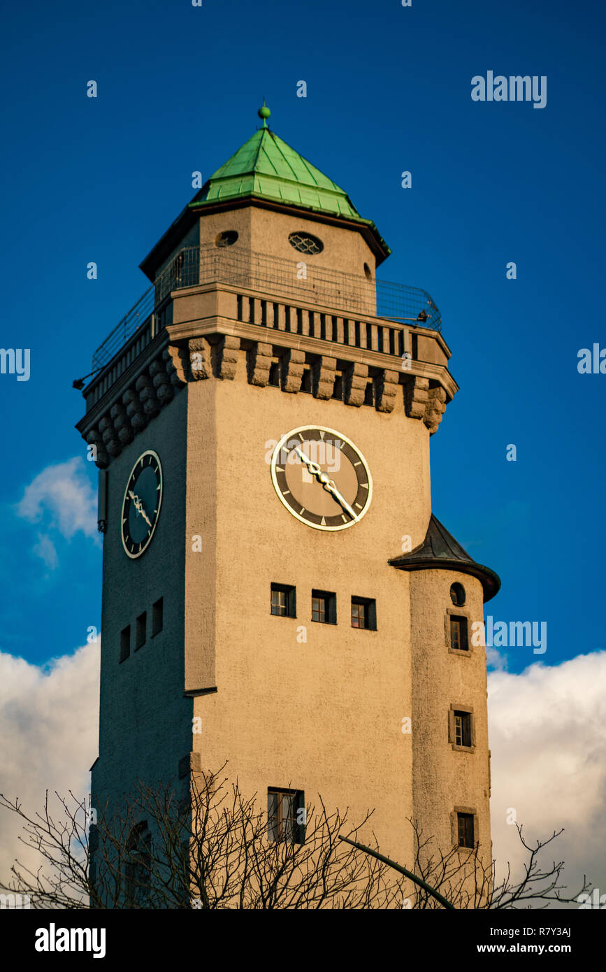 Vecchio orologio torre 'Kasinoturm' in Frohnau Berlino Germania Foto Stock