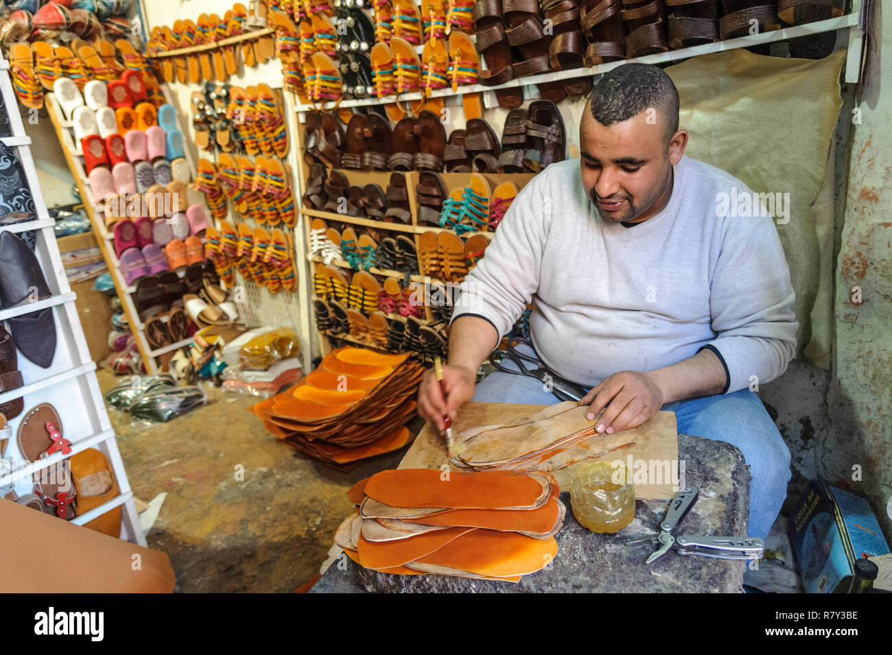 05-03-15, Marrakech, Marocco. Sandalo maker a lavorare con colla e cuoio nei souk della medina. Foto: © Simon Grosset Foto Stock
