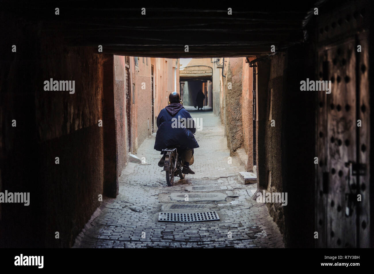 05-03-15, Marrakech, Marocco. Un uomo in sella al suo scooter attraverso le stradine e i vicoli della vecchia medina. Foto: © Simon Grosset Foto Stock