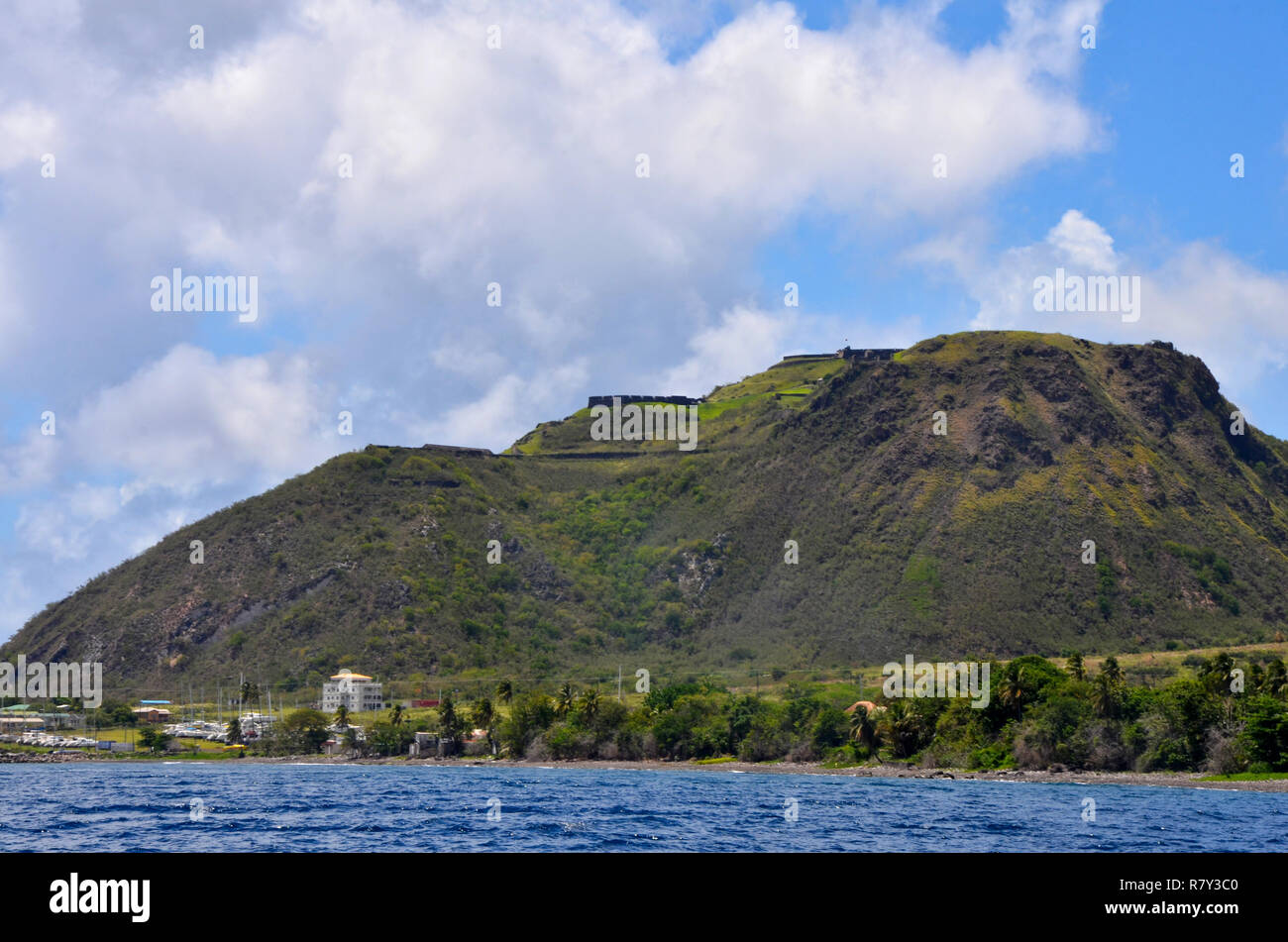 Il punto di vista del Parco Nazionale di Brimstone Hill Fortress in Saint Kitts dall'oceano Foto Stock