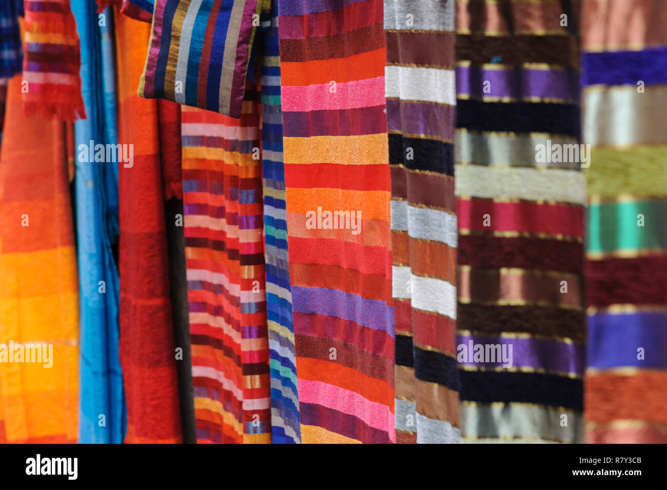 05-03-15, Marrakech, Marocco. Colorate sciarpe o tessuti per la vendita al di fuori di una bottega artigiana in un'antica e vecchia parte della citta'. Foto: © Si Foto Stock