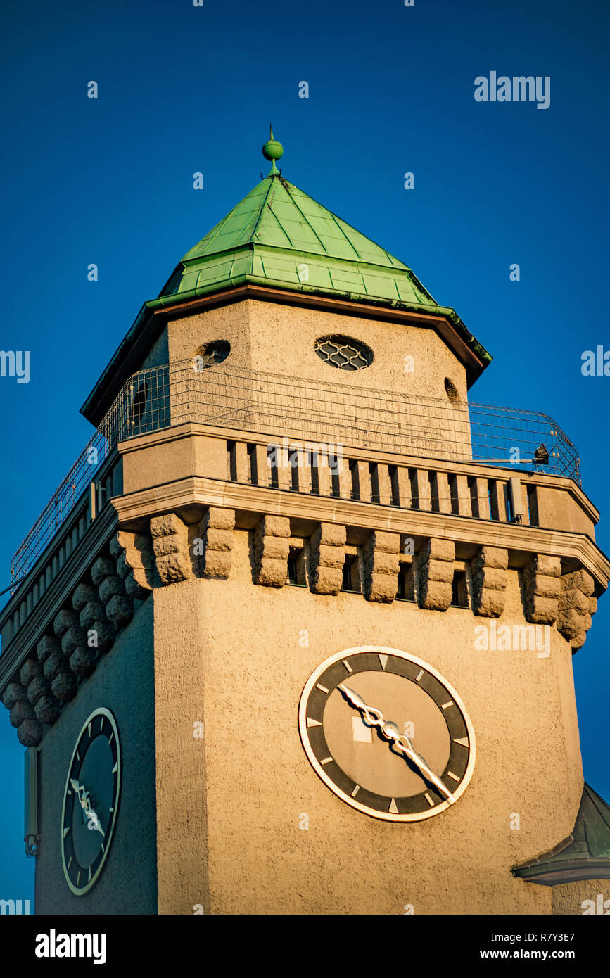 Dettaglio della vecchia torre dell orologio "Kasinoturm' in Frohnau Berlino Germania Foto Stock