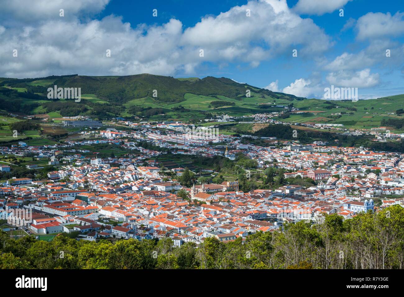 Portogallo Azzorre, l'isola di Terceira, Angra do Heroismo, elevati vista dal Monte Brasil Foto Stock