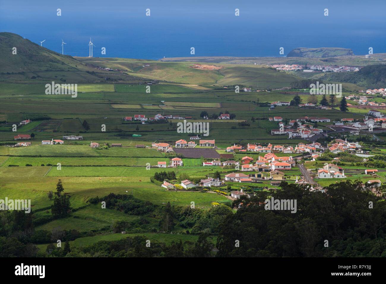 Portogallo Azzorre, Santa Maria Island, Almagreira, elevati vista città Foto Stock