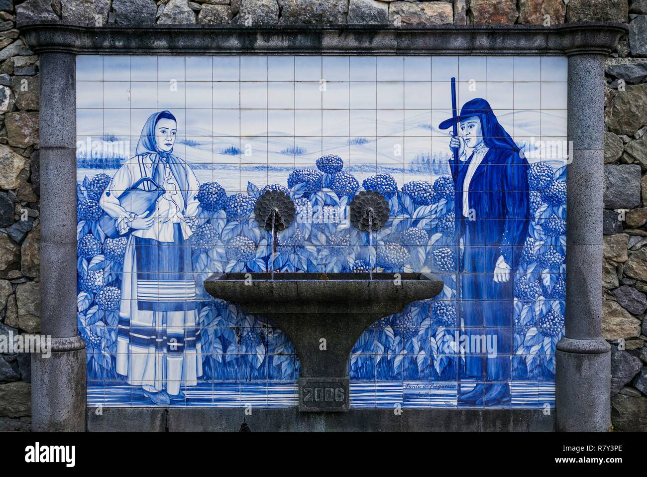 Portogallo Azzorre, isola Sao Miguel, Furnas, azulejo fontana di piastrella Foto Stock