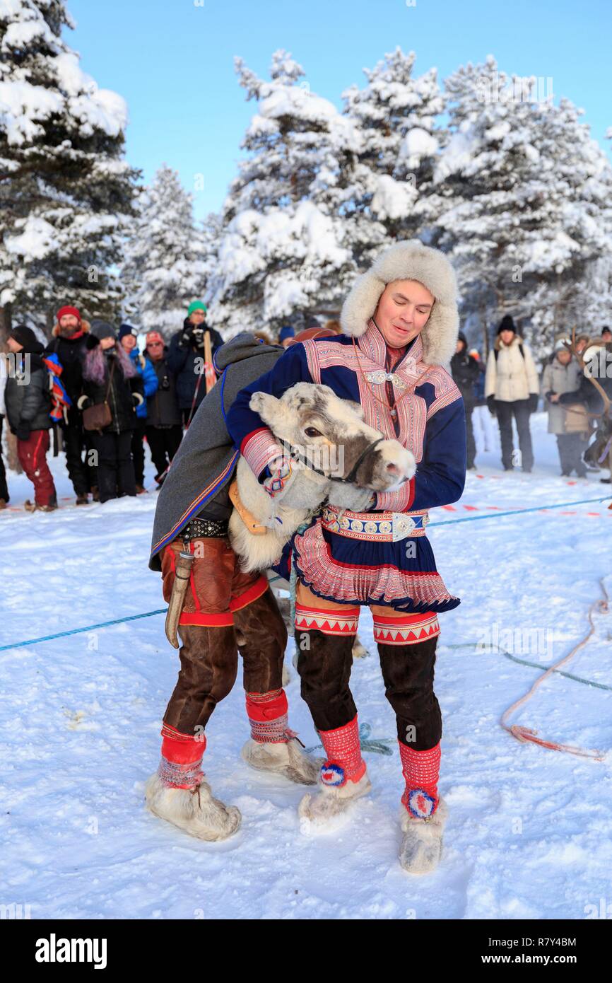 La Svezia, Lapponia, regione elencato come patrimonio mondiale dall' UNESCO, Norrbotten County, Sami in costume tradizionale la bobinatura al mercato Sami fin dal XVII secolo in Jokkmokk Foto Stock