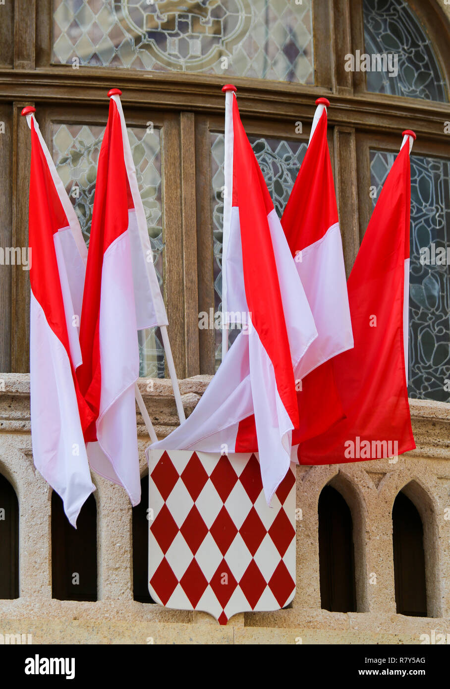 Le bandiere e lo stemma di Monaco nella città di Monaco Foto Stock