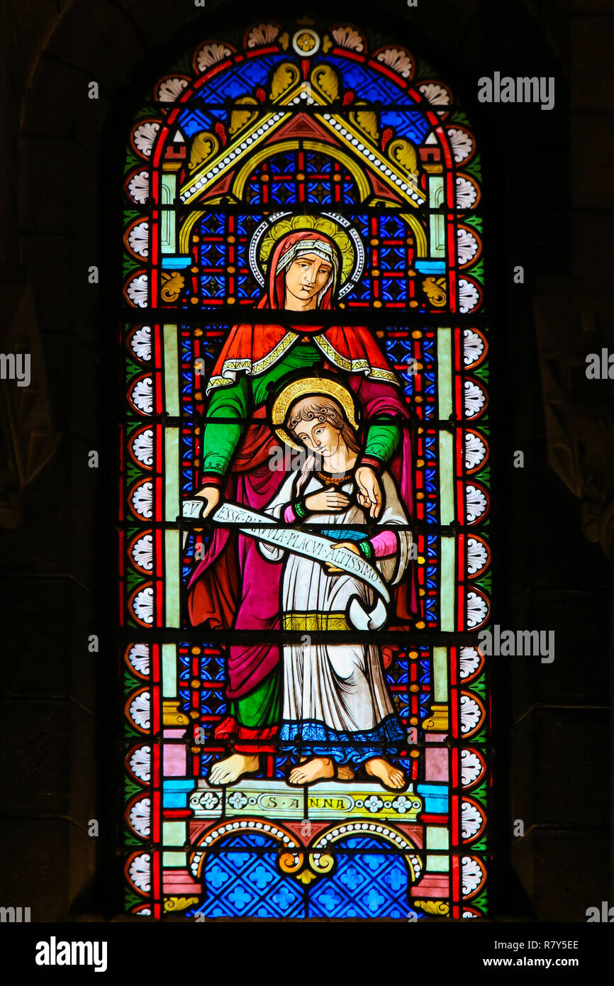 Vetro colorato nella Cattedrale di Monaco raffigurante Santa Anna e la Vergine Maria Foto Stock