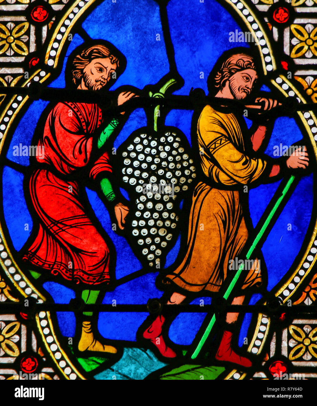 Vetro colorato nella Cattedrale di Monaco, raffiguranti gli uomini che trasportano le uve, che simboleggia il sangue di Cristo Foto Stock