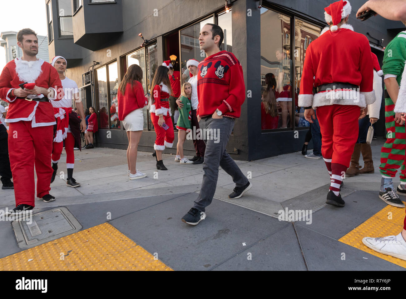 Holiday revelers in San Francisco vestito di Babbo Natale/Natale costumi per l annuale SantaCon pub crawl. Foto Stock