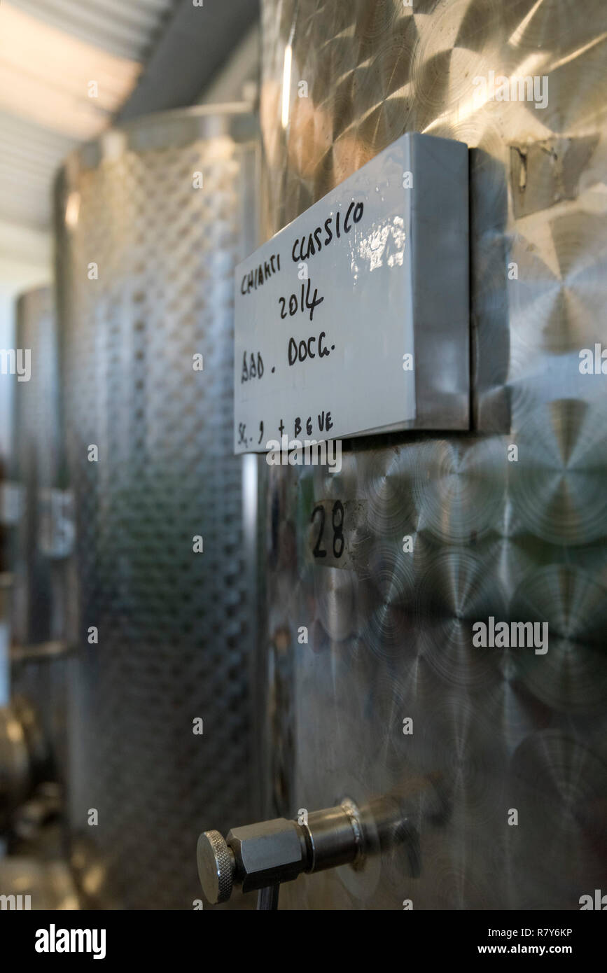 Vista verticale metallico di botti da vino in Italia. Foto Stock