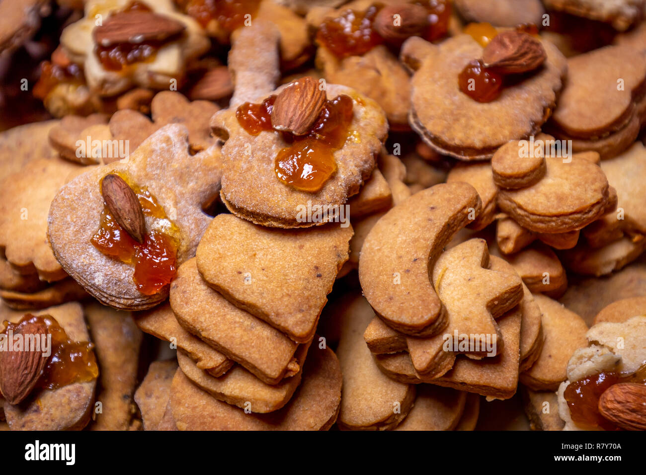 Chiudere fino a tradizionali fatti in casa natale ceca gingerbread con i dadi sulla pila Foto Stock