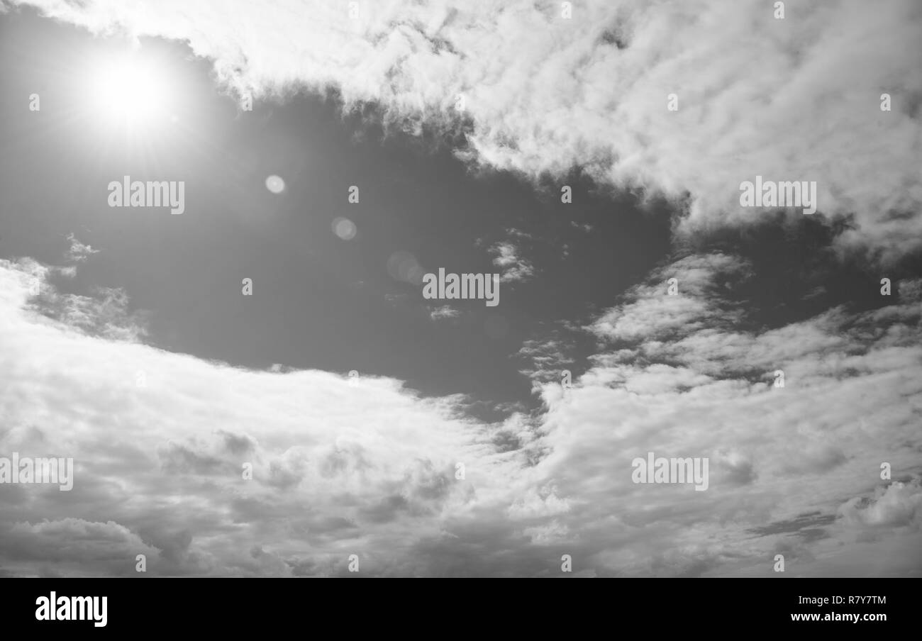 Cielo blu luminoso sole tra le nuvole bianche. Previsioni meteo tropic island, st Johns Antigua. Caldo clima tropicale. Tropical tempo caldo. Mettere sunscreen prima abbronzatura beach. Proteggere la pelle sun tan. Foto Stock