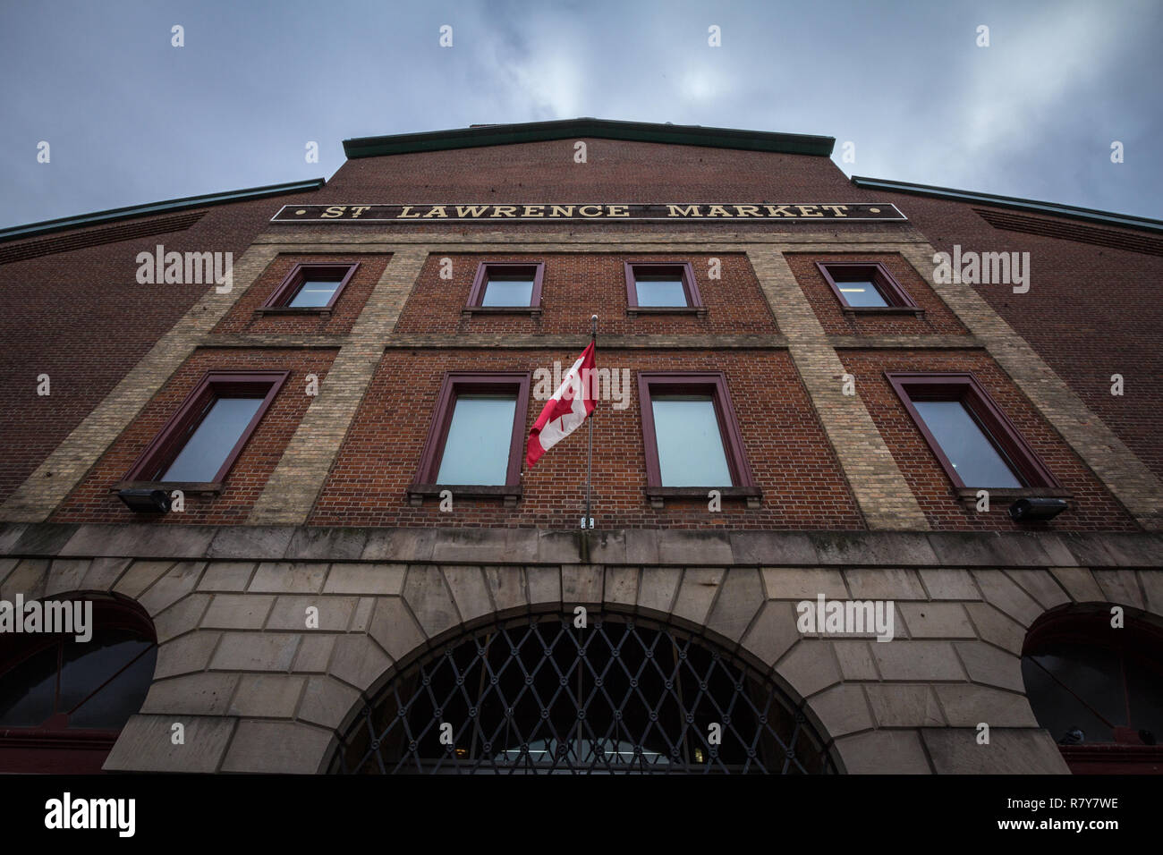 St Lawrence market visto il fronte esterno con la sua iconica e ingresso di segno e una bandiera canadese rinuncia a. Si tratta di uno dei principali mercati coperti di a Foto Stock