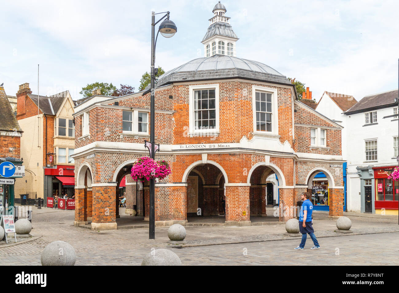 High Wycombe, Inghilterra - XII Agosto 2015: vista del Cornmarket edificio su Church street. Il Cornmarket zona è la parte più antica della città. Foto Stock