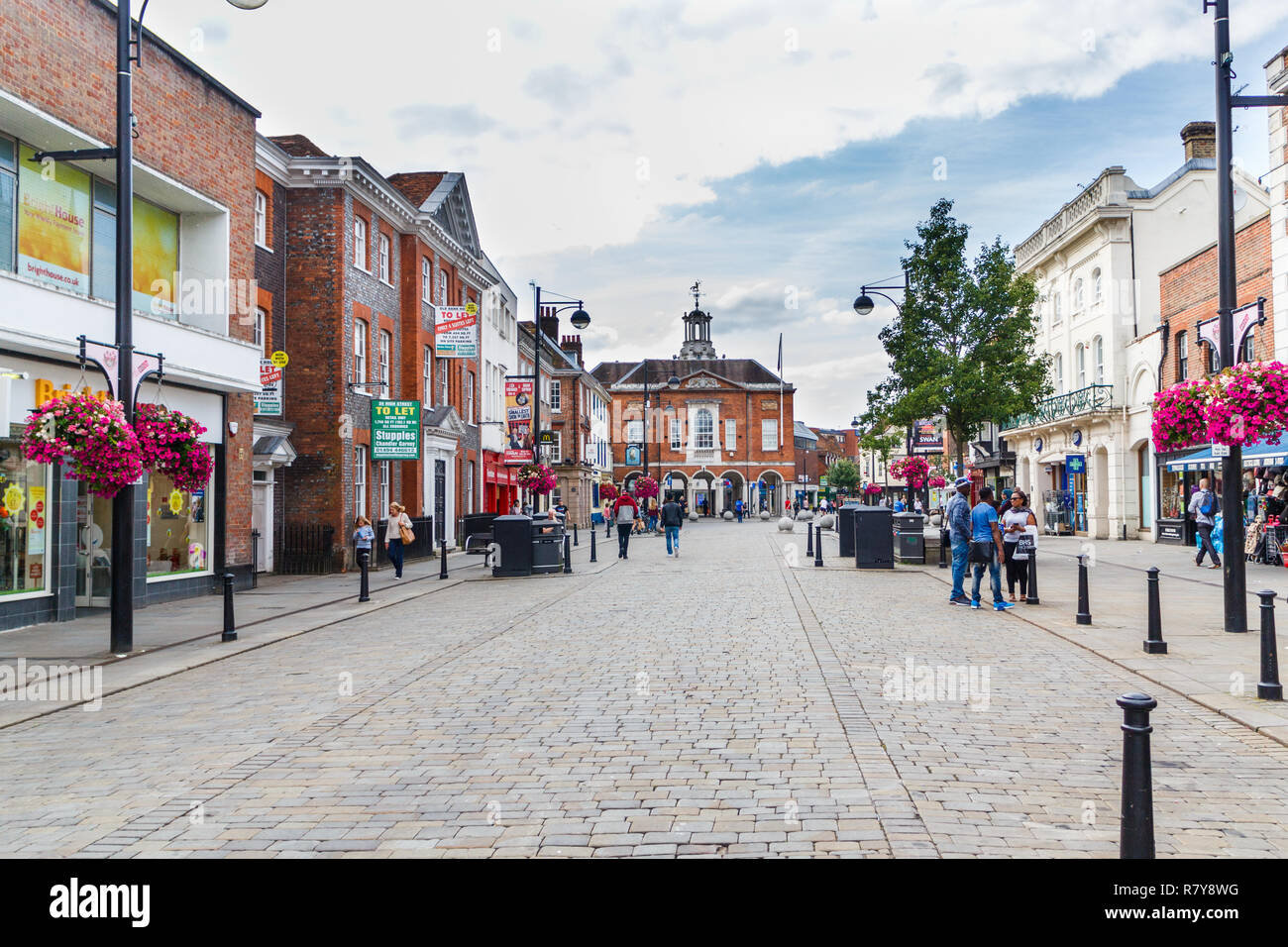 High Wycombe, Inghilterra - XII Agosto 2015: Vista della High street guardando verso la Guildhall e il Cornmarket area. Il Cornmarket area è l'ol Foto Stock