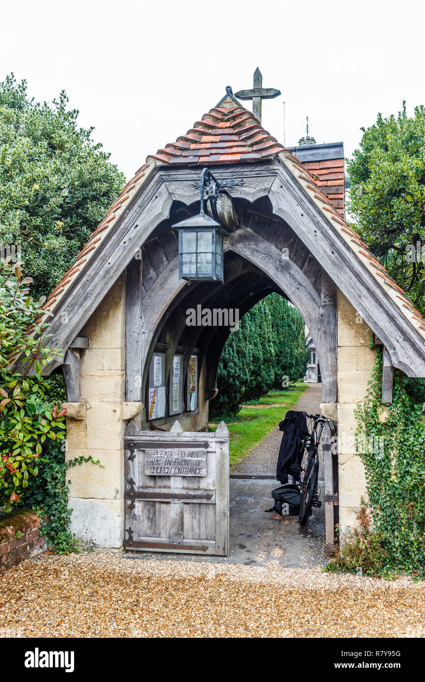 Il Lychgate, Santa Maria Vergine Chiesa del secolo XIV, Hambledon, Buckinghamshire, Inghilterra Foto Stock
