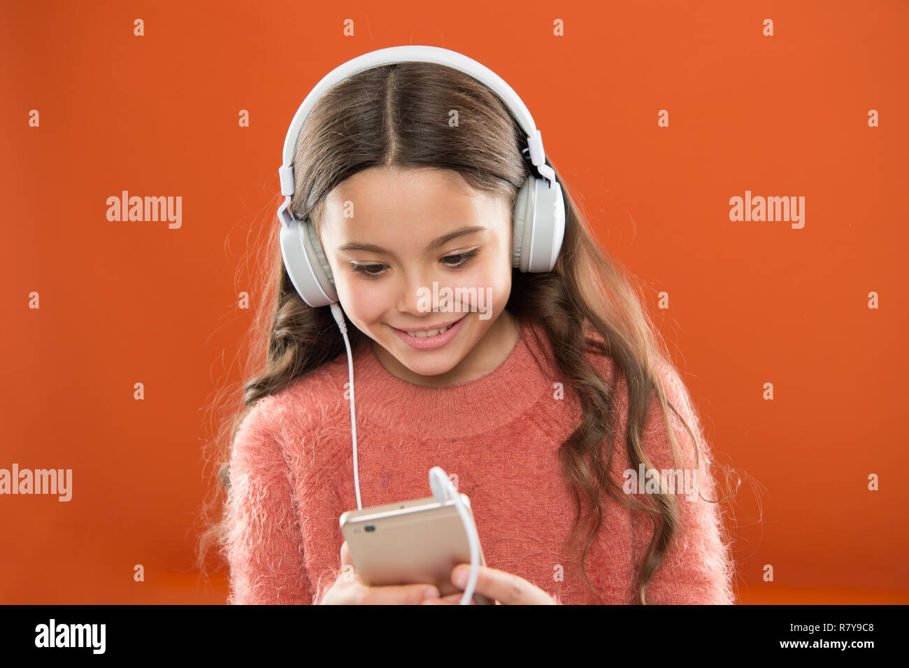Migliore musica apps gratuitamente. Goditi un audio perfetto. Bambine ascoltare  musica cuffie moderne e smartphone. Ascolta gratis. Ottenere musica  abbonamento. Accesso a milioni di brani. Goditi la musica del concetto Foto  stock -