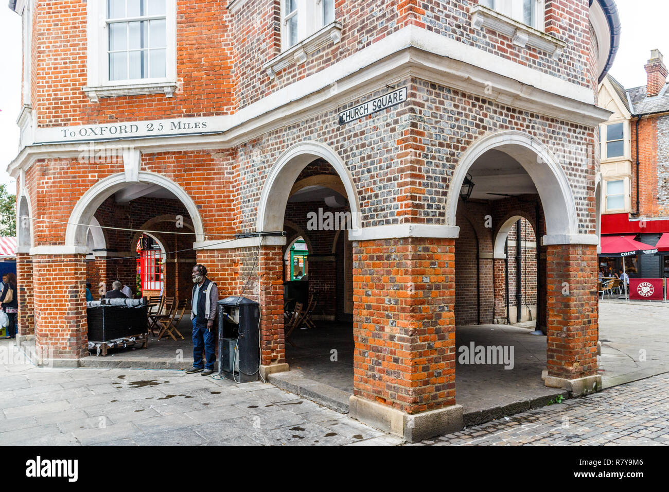 High Wycombe, Inghilterra - XIV Agosto 2015: sta un uomo al di fuori del Cornmarket. La zona è la parte più antica della città. Foto Stock
