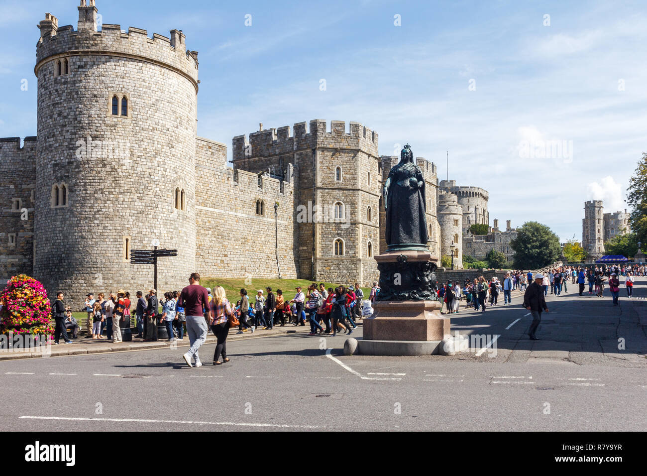 Windsor, Inghilterra - 15 agosto 2015: statua della regina Victoria di fronte al castello di Windsor. Alcuni dei numerosi turisti che visitano sono in background. Foto Stock