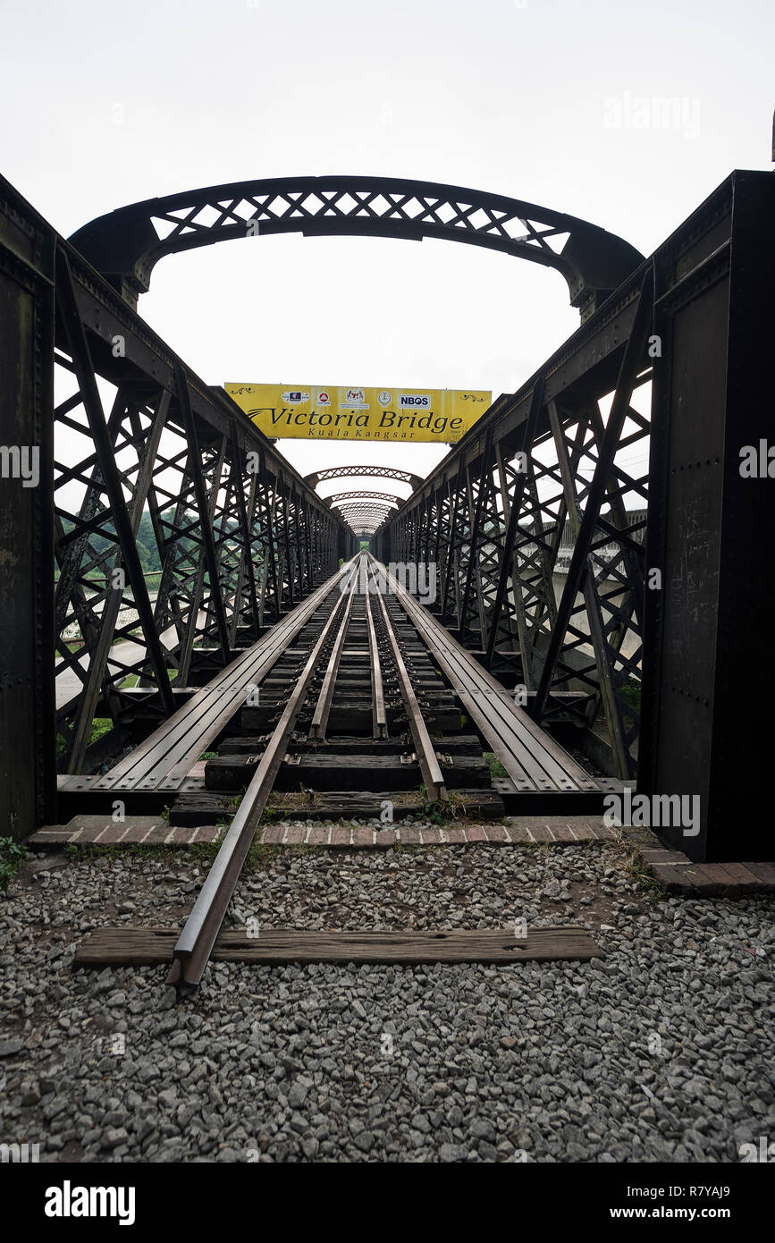 Kuala Kangsar, Malesia - 21 Giugno 2018: Singola via ferrovia Ponte Victoria si trova a Kuala Kangsar, si trova accanto a Sungai Perak, Malesia - uno dei th Foto Stock