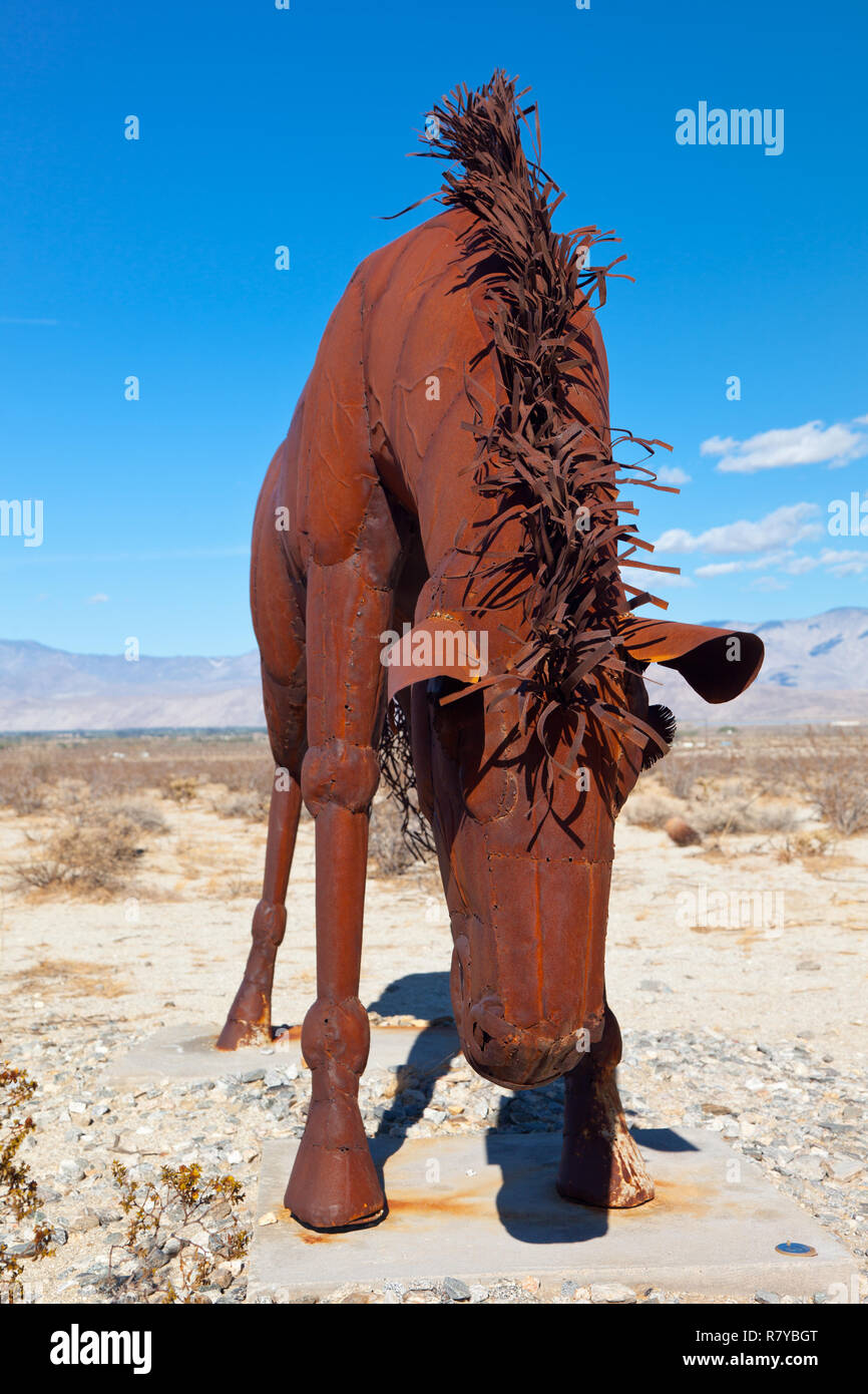 Cavallo di metallo scultura di Ricardo Breceda in prati Galleta in Borrego Springs, CA Foto Stock