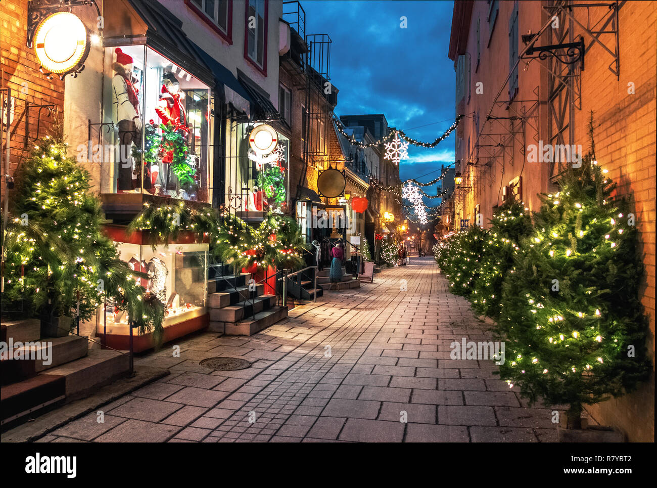 Decorazione di Natale a Rue du Petit-Champlain inferiore nella Città Vecchia (Basse-Ville) di notte - Quebec City, in Canada Foto Stock
