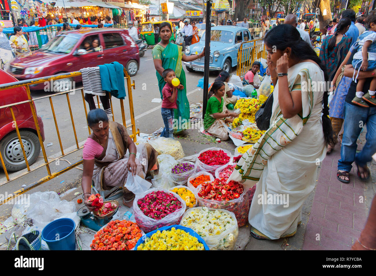 Donna indiana che vendono fiori sulla strada, Bangalore, Karnataka, India Foto Stock