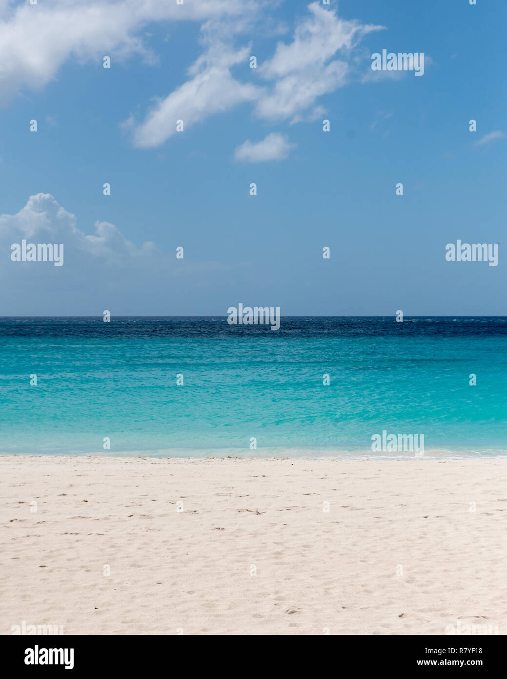Aruba Beach - tropical spiaggia di sabbia bianca con acqua acquamarina - Divi beach è un top Aruba vacanza nei Caraibi - Isola Olandese / Isole Sottovento Foto Stock