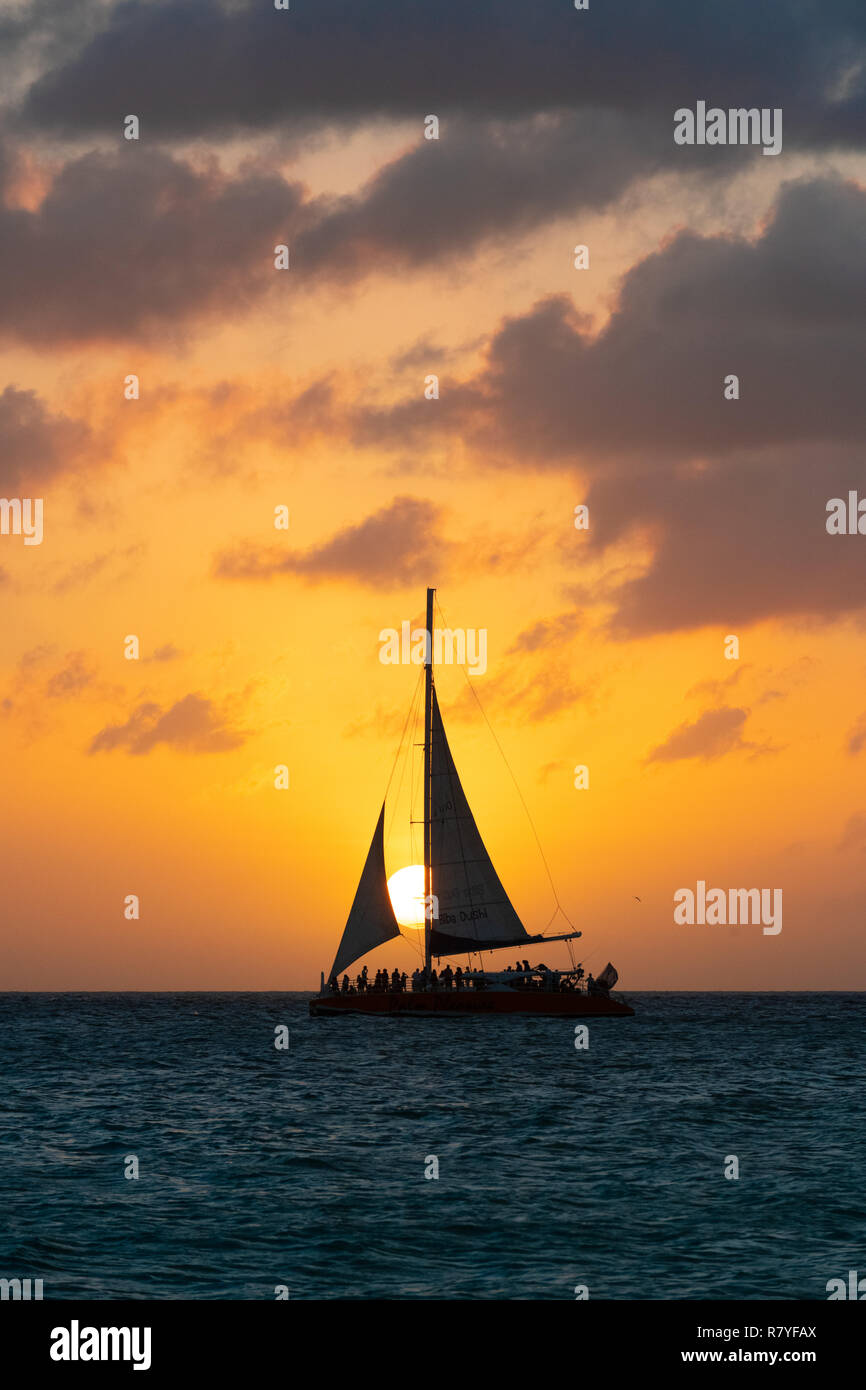 Barca a vela al tramonto sull'isola di Aruba - Caraibi booze nave da  crociera escursioni in barca a vela - Partito frequentatori sull isola  Olandese / Antille sottovento / Piccole Antille Foto stock - Alamy