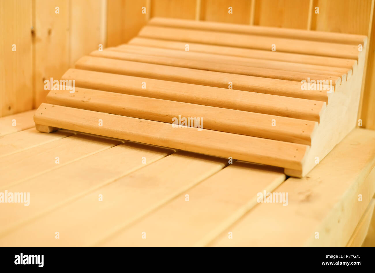 Interno del tradizionale e classica sauna finlandese in legno massiccio con poggiatesta Foto Stock