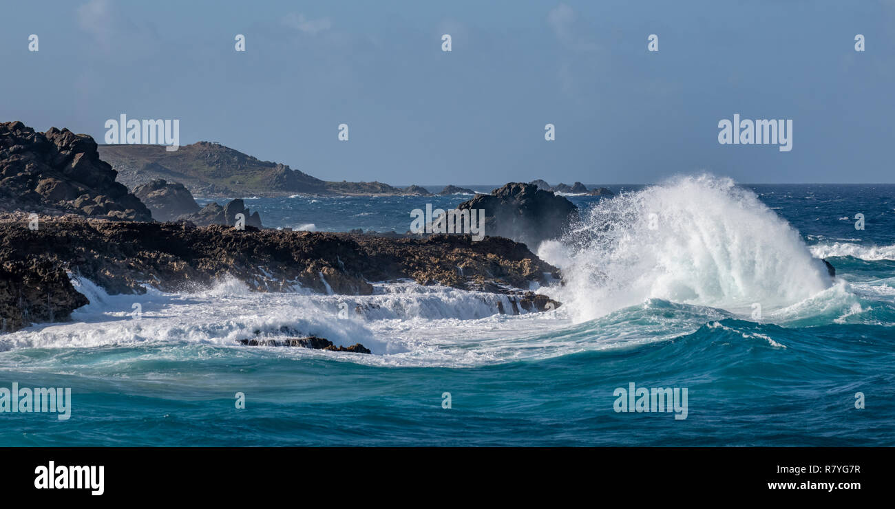 Parco Nazionale di Arikok - le onde si infrangono in un dirupo - acquamarina e onde azzurre in crash rocce sulla costa di Aruba - Dos playa beach Foto Stock