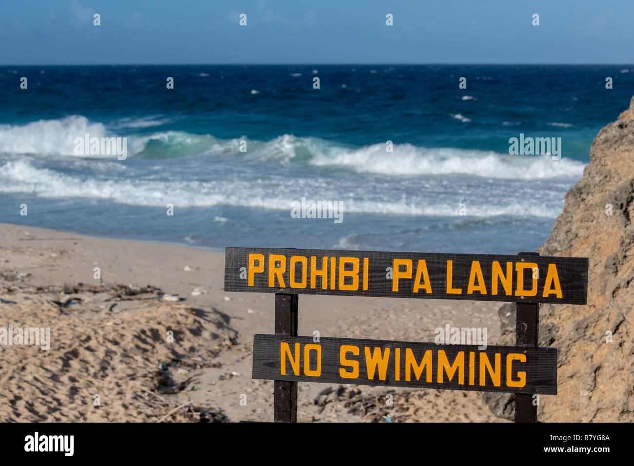 Nessun segno di nuoto avvertenza Dos playa beach ai visitatori di evitare le onde pericolose e ruvide serf nel Parco Nazionale di Arikok Aruba Foto Stock
